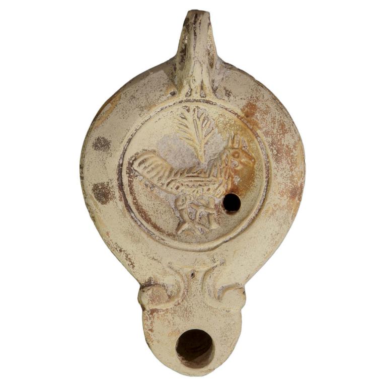 Lampe à huile en terre cuite à bec en ogive et à doubles volutes, Coq de profil droit qui enserre avec sa patte gauche une palme verticale (symbole de la victoire) Signature LMADIEC 20121125 030