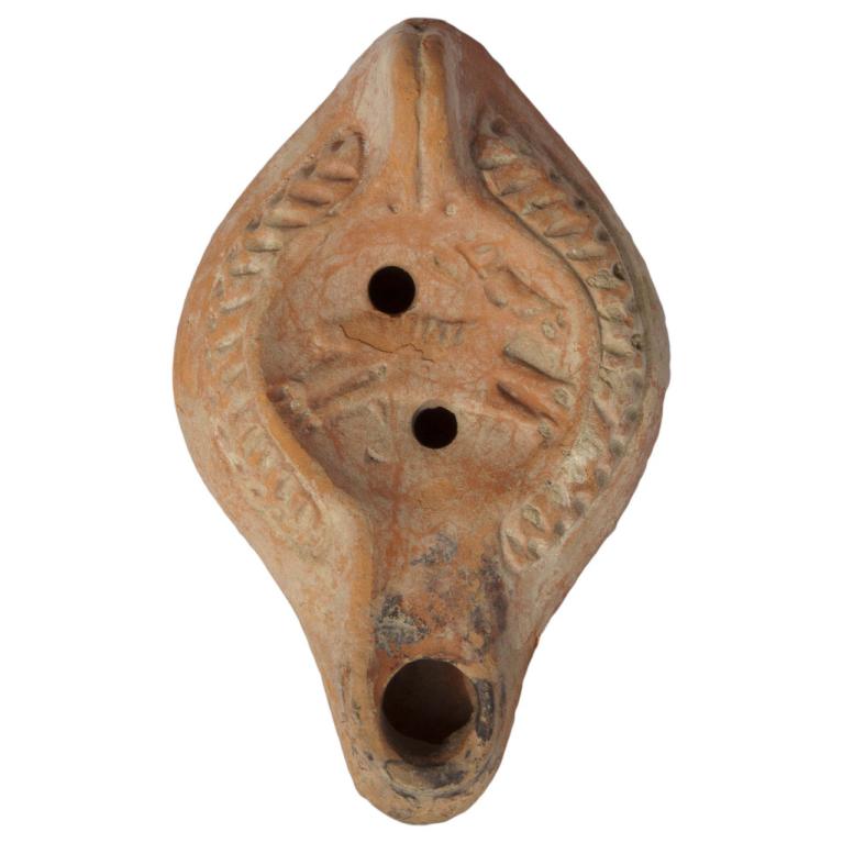 Chien de profil à droite. Marque de potier, palme gravée D. 122 x 76 x 35 mm Acquisition SVV Claude Aguttes SAS, Lyon, France. Provenance inconnue. Inv. 20121220 089 Chien de profil à droite. Marque de potier, palme gravée D. 122 x 76 x 35 mm Acquisition SVV Claude Aguttes SAS, Lyon, France. Provenance inconnue. Inv. 20121220 089