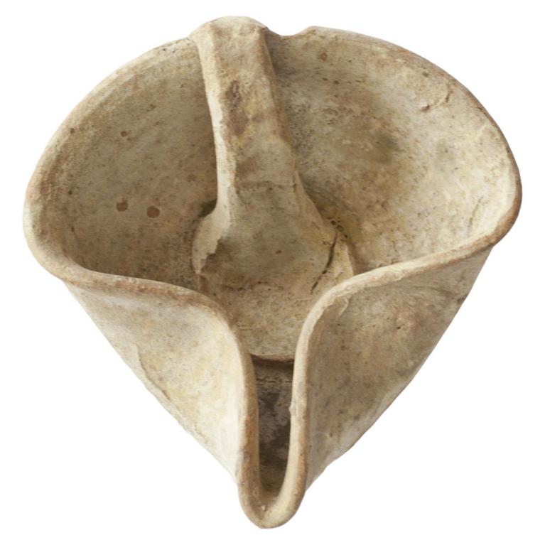 Lampe à huile en terre cuite islamique tournée pincée Egypte ? XIIIe s. Voir The Anawati Collection n° C353 20130311 001 Lampe à huile en terre cuite islamique tournée pincée Egypte ? XIIIe s. Voir The Anawati Collection n° C353 20130311 001