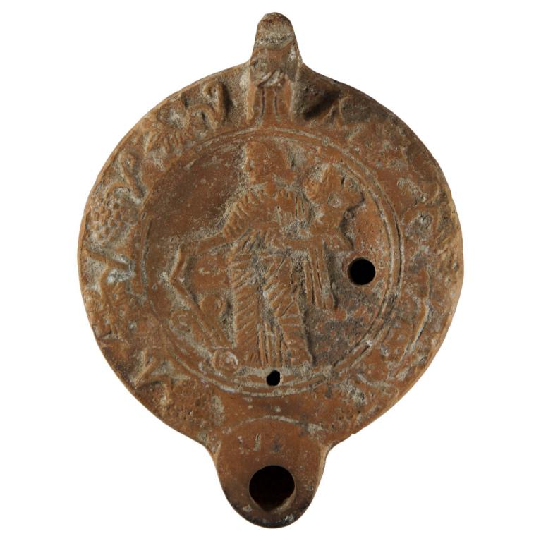 Fortuna avec une corne d'abondance et tenant un gouvernail ou rame. D. 112 x 84 x 23 mm Signature : CHELIAN Acquisition SVV Leclerc, Marseille, France. Provenance inconnue. Inv. 20130420 093 Fortuna avec une corne d'abondance et tenant un gouvernail ou rame. D. 112 x 84 x 23 mm Signature : CHELIAN Acquisition SVV Leclerc, Marseille, France. Provenance inconnue. Inv. 20130420 093