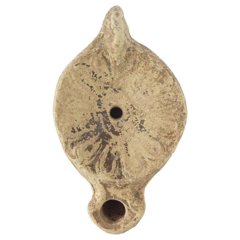 Lampe à huile "coquille" Datation dernier quart du IIe - première moitié du IIIe s. ap. J.C. Voir : Deneauve n° n° 1103 Marseille chantier de la Bourse fig. 55, n° 33 Bussière, lampes antiques d'Algérie N° 3680 P; 367 pl. 104 n° 20130524 025 Lampe à huile "coquille" Datation dernier quart du IIe - première moitié du IIIe s. ap. J.C. Voir : Deneauve n° n° 1103 Marseille chantier de la Bourse fig. 55, n° 33 Bussière, lampes antiques d'Algérie N° 3680 P; 367 pl. 104 n° 20130524 025