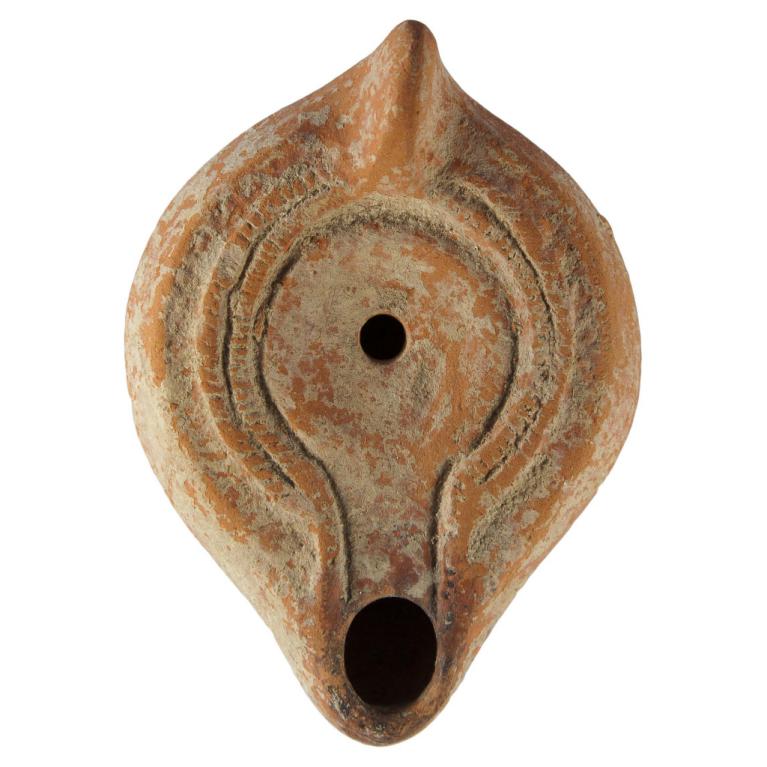 Sans décor. Marque de potier incisé : Chrisme bouclé a droite. Ex collection VG. Provenance inconnue. Voir fiche N° 20130531 031 Sans décor. Marque de potier incisé : Chrisme bouclé a droite. Ex collection VG. Provenance inconnue. Voir fiche N° 20130531 031