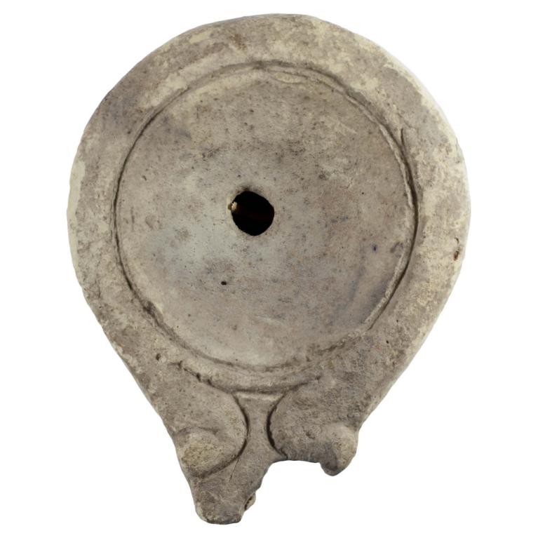 Lampe à huile Identique au n° Q1557 dans Bailey III Marque de potier 80 - 150 ap. J.C. Deuxième moitié du I er siècle ap. J.C. 20131014 010
