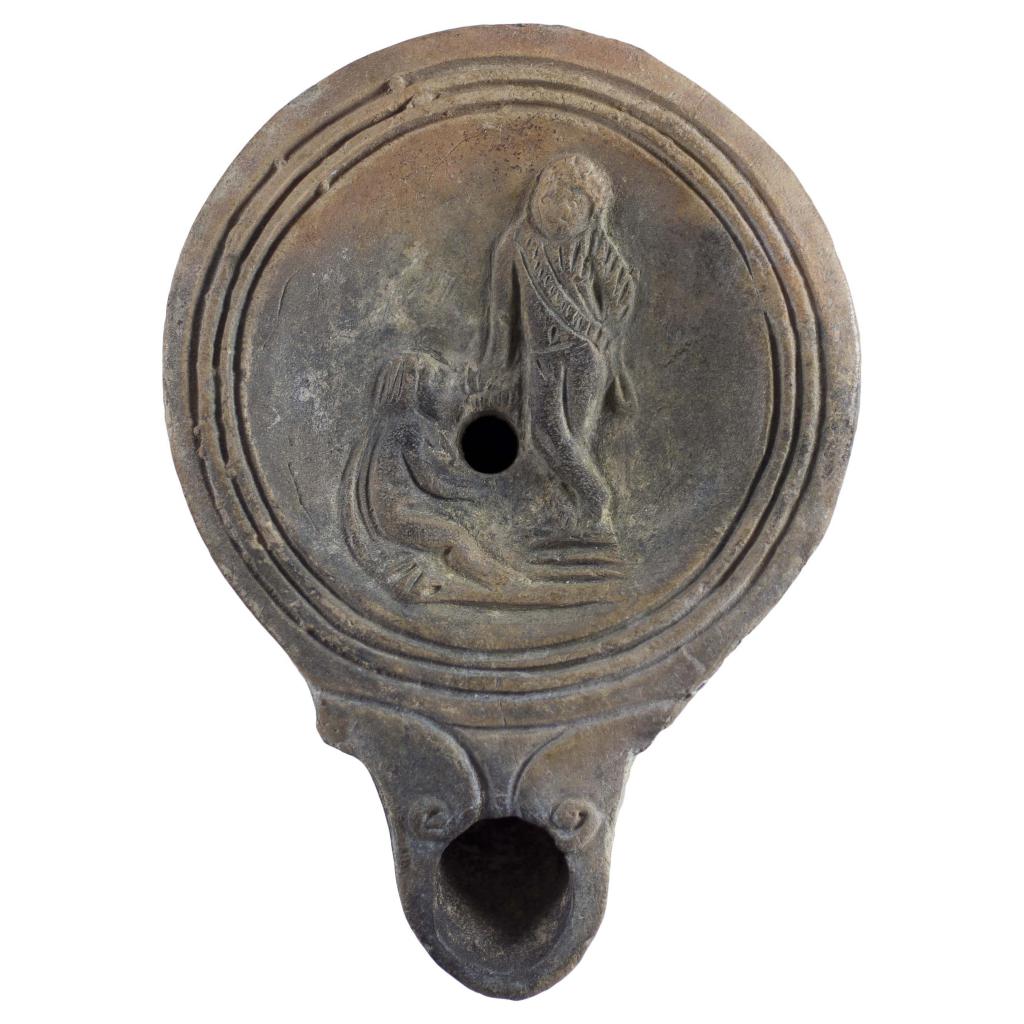Dans un cercle triple une femme debout, un enfant assis à ses pieds ? I er - II ème siècle après J.C. Petits éclats au revers Terre cuite grise 9,5 x 7 cm 20131014 043 Dans un cercle triple une femme debout, un enfant assis à ses pieds ? I er - II ème siècle après J.C. Petits éclats au revers Terre cuite grise 9,5 x 7 cm 20131014 043