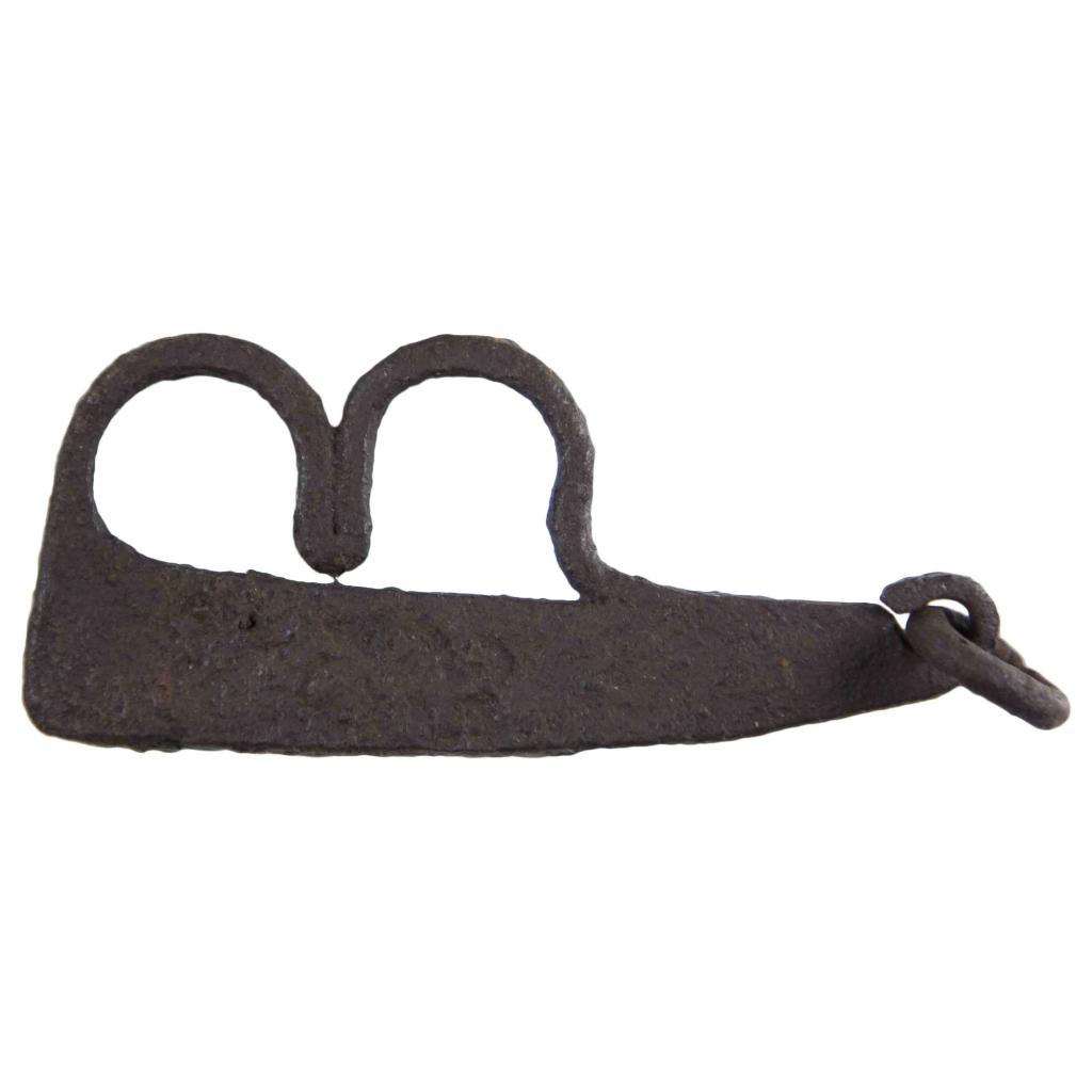 Briquet constitué d'une lame de fer rectiligne surmontée d'un appendice formant deux arcs, assurant la préhension. D. 90 x 39 x 5 mm Acquisition SVV Sadde Forme très proche de Zessin 2004, Abb. 10 (Typ Holland, XVIIe-XVIIIe s.). Plusieurs de ces briquets (Oudenburg, Vireux-Molhain tombe 12…) ont été trouvés en contexte funéraire associés à un éclat de silex. Il semble que ce type corresponde aux plus anciens briquets utilisant la percussion du fer sur une pierre du genre silex, pour obtenir du feu. Les objets de ce type se multiplient ensuite au VIe s. N° 20131117 006 Briquet constitué d'une lame de fer rectiligne surmontée d'un appendice formant deux arcs, assurant la préhension. D. 90 x 39 x 5 mm Acquisition SVV Sadde Forme très proche de Zessin 2004, Abb. 10 (Typ Holland, XVIIe-XVIIIe s.). Plusieurs de ces briquets (Oudenburg, Vireux-Molhain tombe 12…) ont été trouvés en contexte funéraire associés à un éclat de silex. Il semble que ce type corresponde aux plus anciens briquets utilisant la percussion du fer sur une pierre du genre silex, pour obtenir du feu. Les objets de ce type se multiplient ensuite au VIe s. N° 20131117 006