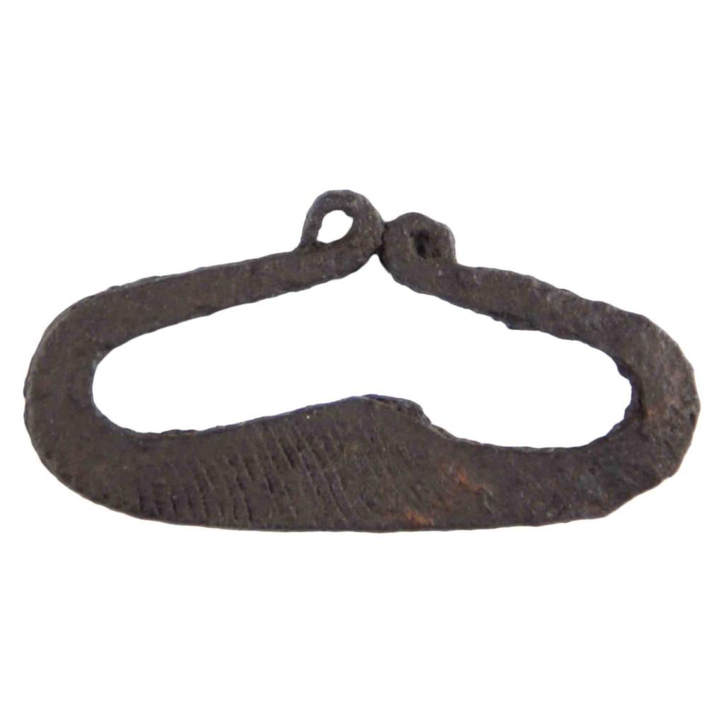 Briquet en fer constitué d'une barre affinée et recourbée en volutes externes aux extrémités. D. 57 x 29 x 6 mm Acquisition SVV Sadde N° 20131117 010 Briquet en fer constitué d'une barre affinée et recourbée en volutes externes aux extrémités. D. 57 x 29 x 6 mm Acquisition SVV Sadde N° 20131117 010