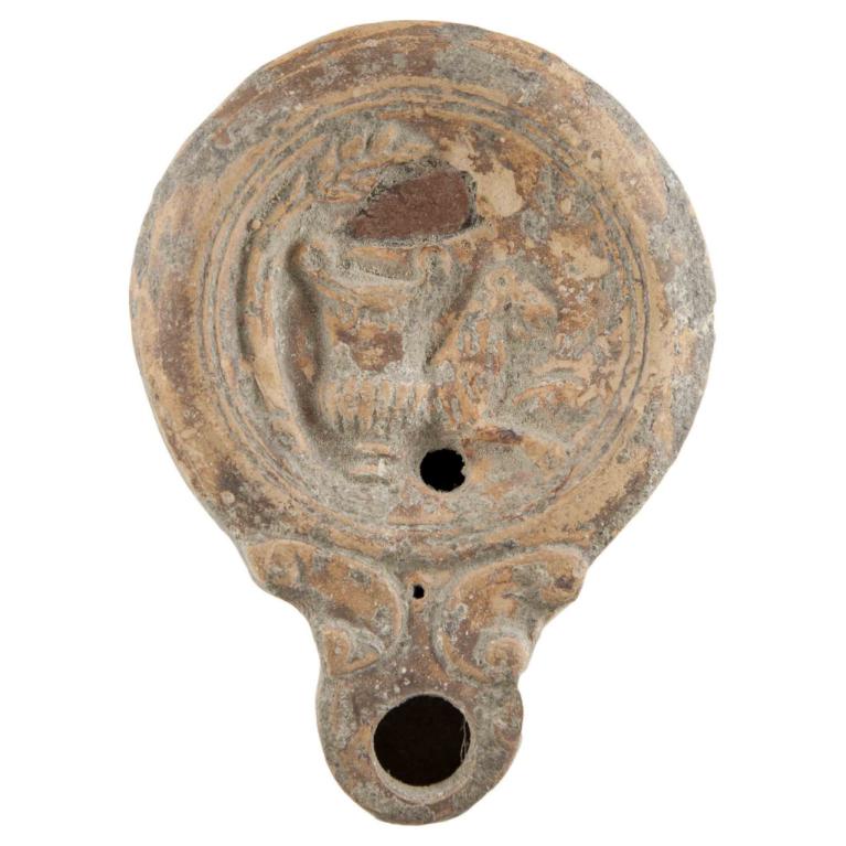 Un gros canthare. A droite de celui-ci on voit l'avant-train d'une panthère, à gauche, un arbre, olivier semble-t-il. D. 95 x 69 x 26 mm Ex collection AJ. Provenance inconnue. Voir fiche N° 20140127 001 Un gros canthare. A droite de celui-ci on voit l'avant-train d'une panthère, à gauche, un arbre, olivier semble-t-il. D. 95 x 69 x 26 mm Ex collection AJ. Provenance inconnue. Voir fiche N° 20140127 001
