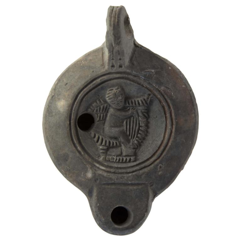 Éros assis de profil à droite et jouant de la harpe. Signature MNOVIVST D. 103 x 71 x 27 mm Acquisition Hôtel des Ventes de Draguignan Lampes antiques à travers les Âges, le corpus, Hervé Dejean, 2012. au n° M209, L783. N° 20140314 072 Éros assis de profil à droite et jouant de la harpe. Signature MNOVIVST D. 103 x 71 x 27 mm Acquisition Hôtel des Ventes de Draguignan Lampes antiques à travers les Âges, le corpus, Hervé Dejean, 2012. au n° M209, L783. N° 20140314 072