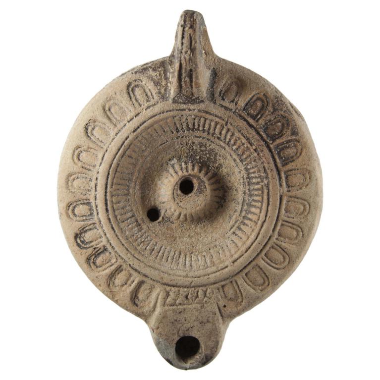Grande lampe romaine à bec rond et à ombilic centrale (Deneauve VIIB) Signature, EX OFI Q SEM D. 140 x 105 x 38 mm Acquisition SVV Millon et Associés N° 20141121 051 Grande lampe romaine à bec rond et à ombilic centrale (Deneauve VIIB) Signature, EX OFI Q SEM D. 140 x 105 x 38 mm Acquisition SVV Millon et Associés N° 20141121 051