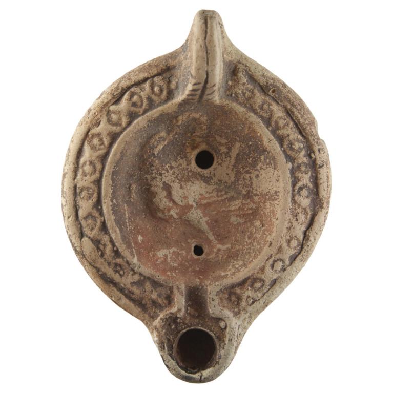 Aigle de 3/4 à gauche, la tête tournée à droite, tenant une couronne dans son bec Thème identique dans Raqqada 14 n° 71, 266, 294 Pièce trouvée en 1969 à Aïn Djeloula, région de Kairouan en Tunisie. Collection de Monsieur J.... D. 110 x 80 x 30 mm 20141122 019 Aigle de 3/4 à gauche, la tête tournée à droite, tenant une couronne dans son bec Thème identique dans Raqqada 14 n° 71, 266, 294 Pièce trouvée en 1969 à Aïn Djeloula, région de Kairouan en Tunisie. Collection de Monsieur J.... D. 110 x 80 x 30 mm 20141122 019