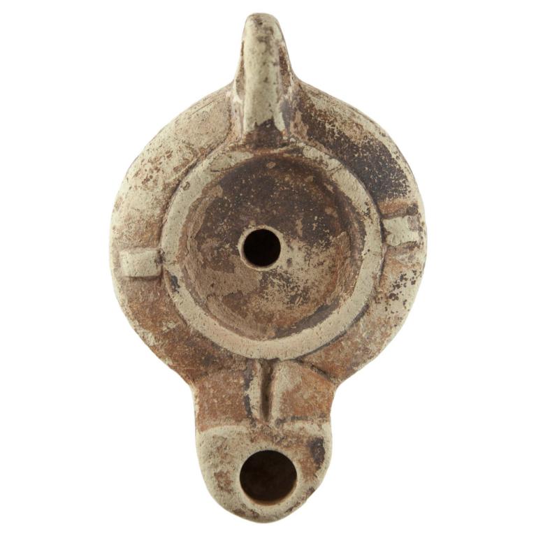 Signature de potier LMADIEC D. 95 x 60 x 26 mm Pièce trouvée en 1969 à Aïn Djeloula, région de Kairouan en Tunisie. Collection de Monsieur J.... Réf : à rapprocher du n° 1026 du livre Lampes de Carthage par Jean DENEAUVE Acquisition Hôtel des Ventes Jacques Coeur N° 20141122 022 Signature de potier LMADIEC D. 95 x 60 x 26 mm Pièce trouvée en 1969 à Aïn Djeloula, région de Kairouan en Tunisie. Collection de Monsieur J.... Réf : à rapprocher du n° 1026 du livre Lampes de Carthage par Jean DENEAUVE Acquisition Hôtel des Ventes Jacques Coeur N° 20141122 022