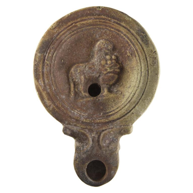 Panthère bachique de profil droit posant sa patte avant droite sur un cratère rempli de raisins Estampille in planta pedis D.100 x 70 x 21 mm Ex collection VG. Provenance inconnue Voir fiche N° 20141212 034 Panthère bachique de profil droit posant sa patte avant droite sur un cratère rempli de raisins Estampille in planta pedis D.100 x 70 x 21 mm Ex collection VG. Provenance inconnue Voir fiche N° 20141212 034