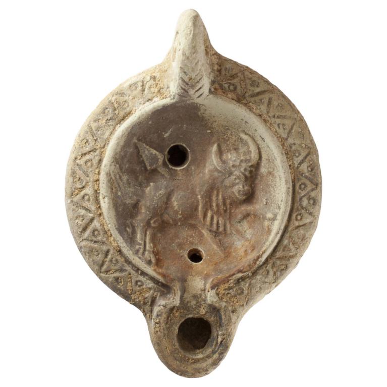 Taureau avec une lance D. 113 x 80 x 30 mm Ancienne collection VG. Provenance inconnue. Voir fiche N° 20150130 004 Taureau avec une lance D. 113 x 80 x 30 mm Ancienne collection VG. Provenance inconnue. Voir fiche N° 20150130 004