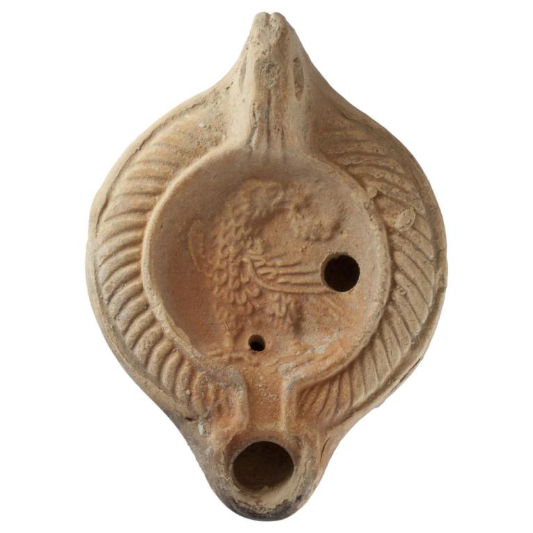 Aigle de 3/4 à gauche, la tête tournée à droite, tenant une couronne dans son bec D. 118 x 85 x 33 mm Thème identique dans, Dejean, n° L746 20150130 028 Aigle de 3/4 à gauche, la tête tournée à droite, tenant une couronne dans son bec D. 118 x 85 x 33 mm Thème identique dans, Dejean, n° L746 20150130 028