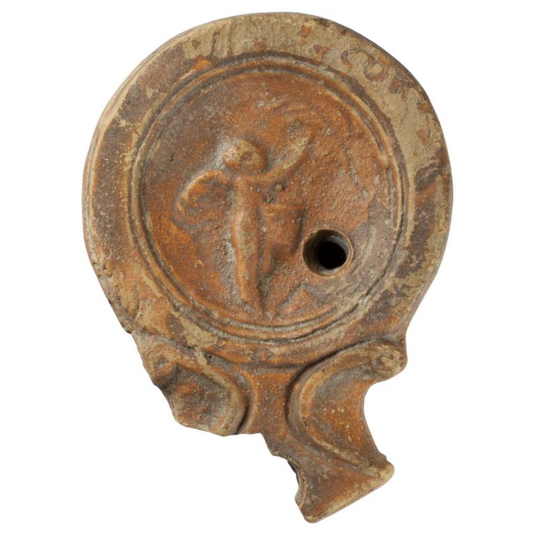 Éros tourné vers la droite en train de cueillir des olives. Signature: L D. 87 x 64 x 30 mm Catalogue des lampes grecques et romaines, les collections du musée de l'Arles antique, Bénédicte Robin Petitot, 2000. Identique au n° 45. N° 20150207 013 Éros tourné vers la droite en train de cueillir des olives. Signature: L D. 87 x 64 x 30 mm Catalogue des lampes grecques et romaines, les collections du musée de l'Arles antique, Bénédicte Robin Petitot, 2000. Identique au n° 45. N° 20150207 013