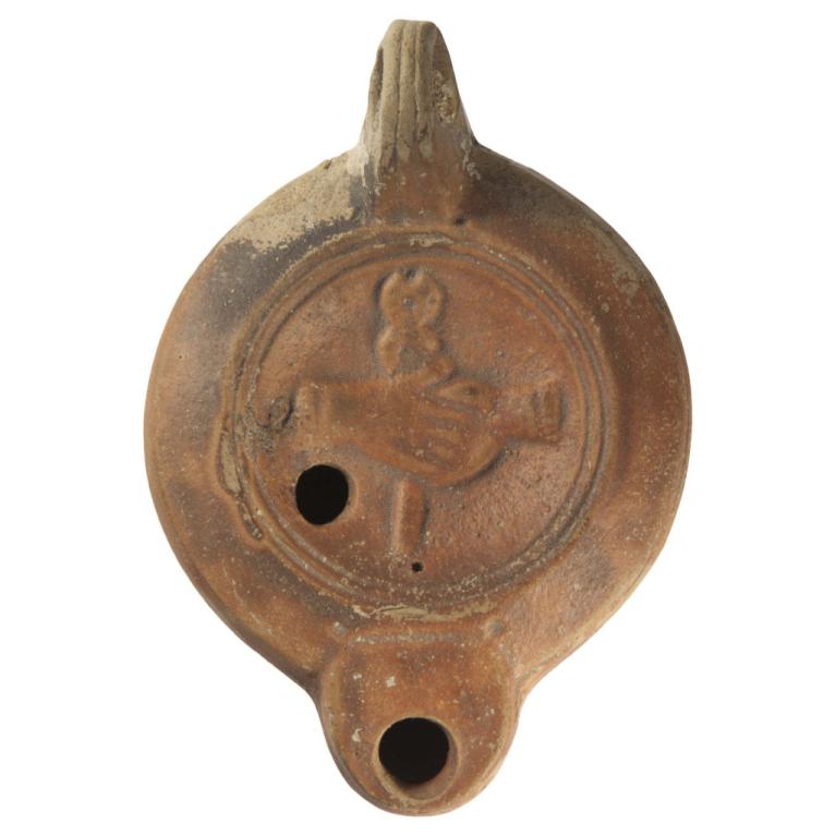 Deux mains jointes ( Dextrarum Junctio) devant un caducée. Signature M NOV IVST D. 100 x 70 x 25 mm Acquisition SVV Hôtel des Ventes Méditerranée Lampes antiques III Fonds général Lampes chrétiennes, Trost Catherine, Hellmann Marie-Christine, BNF, 1996. Proche du n° 215. N° 20150328 058 Deux mains jointes ( Dextrarum Junctio) devant un caducée. Signature M NOV IVST D. 100 x 70 x 25 mm Acquisition SVV Hôtel des Ventes Méditerranée Lampes antiques III Fonds général Lampes chrétiennes, Trost Catherine, Hellmann Marie-Christine, BNF, 1996. Proche du n° 215. N° 20150328 058