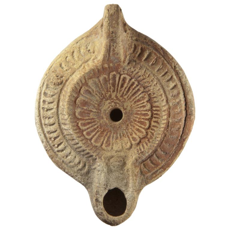 D. 124 x 91 x 42 mm Fin du IIIe et du début du IVe siècle Deneauve 1969, lampe proche sur N° 1136, Lampes à canal, type XII Ex collection VG N° 20150424 044 D. 124 x 91 x 42 mm Fin du IIIe et du début du IVe siècle Deneauve 1969, lampe proche sur N° 1136, Lampes à canal, type XII Ex collection VG N° 20150424 044