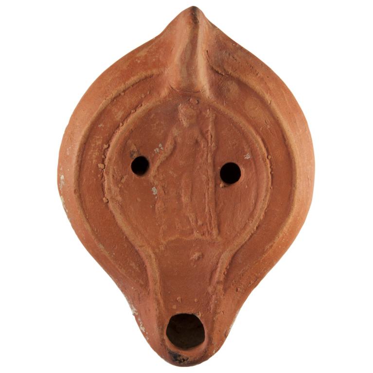 Personnage nu debout de face prenant appui à un thyrse (?) placé à sa gauche. Sa main droite est posée sur la tête d'un animal, agneau ou mouton semble-t-il, Bacchus ? D. 134 x 96 x 37 mm Ex collection VG. Provenance inconnue. Voir fiche N° 20150518 144 Personnage nu debout de face prenant appui à un thyrse (?) placé à sa gauche. Sa main droite est posée sur la tête d'un animal, agneau ou mouton semble-t-il, Bacchus ? D. 134 x 96 x 37 mm Ex collection VG. Provenance inconnue. Voir fiche N° 20150518 144