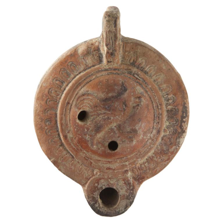 Coq Marque de potier, trois pieds D. 89 x 66 x 27 mm Acquisition SVV Fauve Paris, Provenance : Collection privée, Lisbonne N° 20151015 010 Coq Marque de potier, trois pieds D. 89 x 66 x 27 mm Acquisition SVV Fauve Paris, Provenance : Collection privée, Lisbonne N° 20151015 010