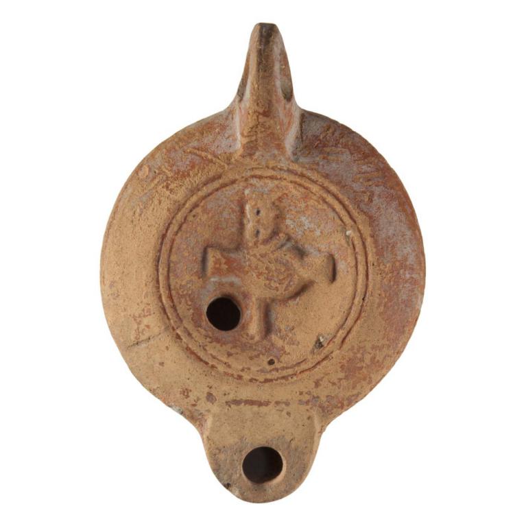 Deux mains jointes ( Dextrarum Junctio) devant un caducée. Signature AVFFRON D. 110 x 76 x 28 mm Acquisition SVV Chochon-Barre et Allardi Lampes antiques III Fonds général Lampes chrétiennes, Trost Catherine, Hellmann Marie-Christine, BNF, 1996. Proche du n° 215. N° 20160210 045 Deux mains jointes ( Dextrarum Junctio) devant un caducée. Signature AVFFRON D. 110 x 76 x 28 mm Acquisition SVV Chochon-Barre et Allardi Lampes antiques III Fonds général Lampes chrétiennes, Trost Catherine, Hellmann Marie-Christine, BNF, 1996. Proche du n° 215. N° 20160210 045