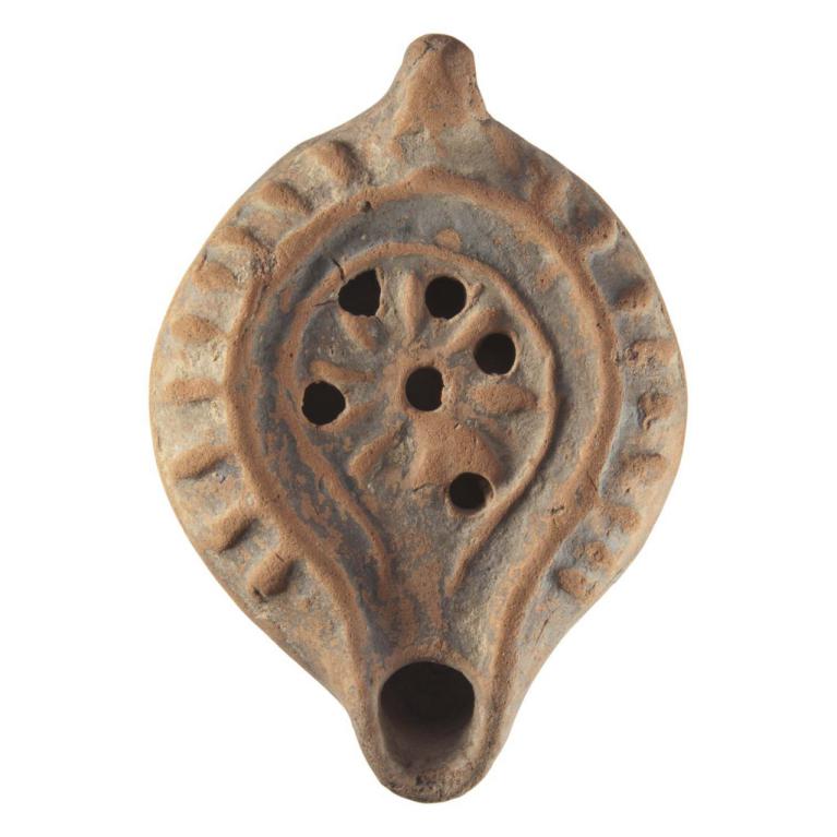 Rosace de neuf pétales D. 118 x 84 x 33 mm Type Deneauve XI C - Lampes à bec arrondi entourées d'un listel saillant Fin du IIIe et du début du IVe siècle Ex collection CG N° 20160321 004 Rosace de neuf pétales D. 118 x 84 x 33 mm Type Deneauve XI C - Lampes à bec arrondi entourées d'un listel saillant Fin du IIIe et du début du IVe siècle Ex collection CG N° 20160321 004