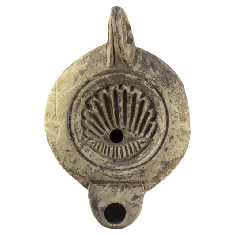 Coquille de pecten Signature LMADIEC D. 105 x 70 x 29 mm Acquisition SVV Vermot & Associés Paris N° 20160324 041 Coquille de pecten Signature LMADIEC D. 105 x 70 x 29 mm Acquisition SVV Vermot & Associés Paris N° 20160324 041