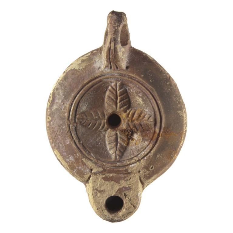 Rosace de quatre feuilles dentelées disposées en croix. Anse forée à deux sillons. Bandeau de type Loeschcke VII a. Bec Bus. 4a. Base circulaire à une incision. IIe s. ap. J.-C. Voir Bussière 16, n° 2588, collection Rivel n° 187. Signature CIVNDRAC D. 106 x 72 x 25 mm Ex collection VG N° 20160407 024 Rosace de quatre feuilles dentelées disposées en croix. Anse forée à deux sillons. Bandeau de type Loeschcke VII a. Bec Bus. 4a. Base circulaire à une incision. IIe s. ap. J.-C. Voir Bussière 16, n° 2588, collection Rivel n° 187. Signature CIVNDRAC D. 106 x 72 x 25 mm Ex collection VG N° 20160407 024