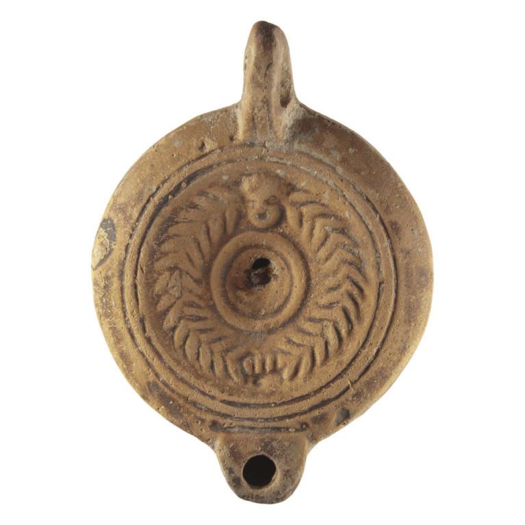 Masque de théâtre au sommet d’une couronne de laurier D. 120 x 86 x 32 mm Signature MVEAEVP ? et une estampille in planta pedis. Ex collection VG Voir fiche N° 20160407 044 Masque de théâtre au sommet d’une couronne de laurier D. 120 x 86 x 32 mm Signature MVEAEVP ? et une estampille in planta pedis. Ex collection VG Voir fiche N° 20160407 044