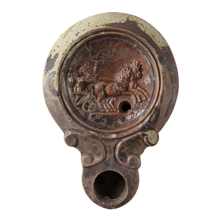 Éros tenant une torche (génie funéraire ?) sur un bige de profil droit Signature GABINIA D. 108 x 75 x 32 mm Ancienne collection SLA. Provenance inconnue. Voir fiche N° 20160422 013 Éros tenant une torche (génie funéraire ?) sur un bige de profil droit Signature GABINIA D. 108 x 75 x 32 mm Ancienne collection SLA. Provenance inconnue. Voir fiche N° 20160422 013