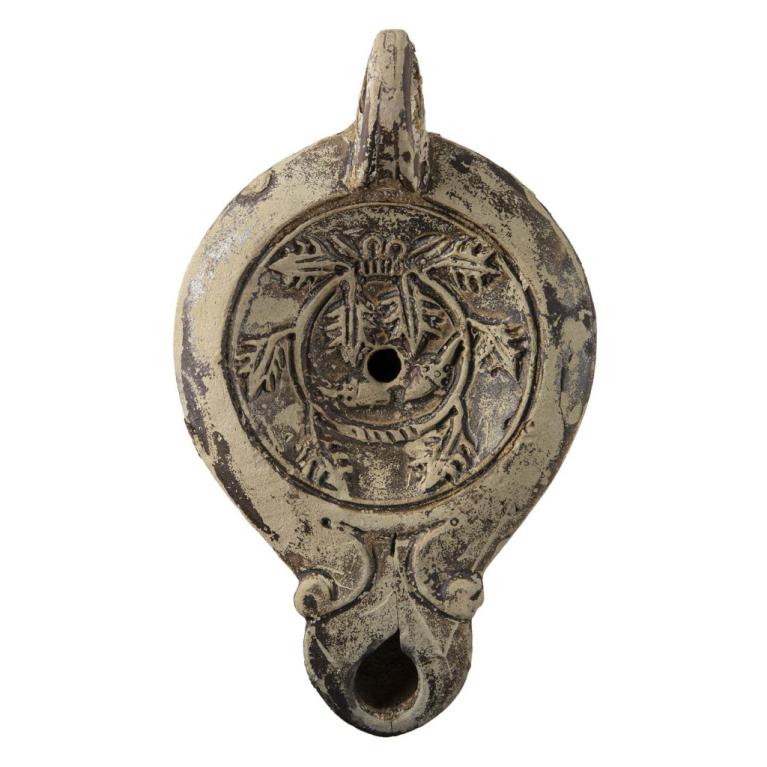 Couronne de feuilles de chêne avec des glands Signature LMVNSVC D. 130 x 79 x 32 mm Ancienne collection SLA. Provenance inconnue Voir fiche N° 20160422 025 Couronne de feuilles de chêne avec des glands Signature LMVNSVC D. 130 x 79 x 32 mm Ancienne collection SLA. Provenance inconnue Voir fiche N° 20160422 025