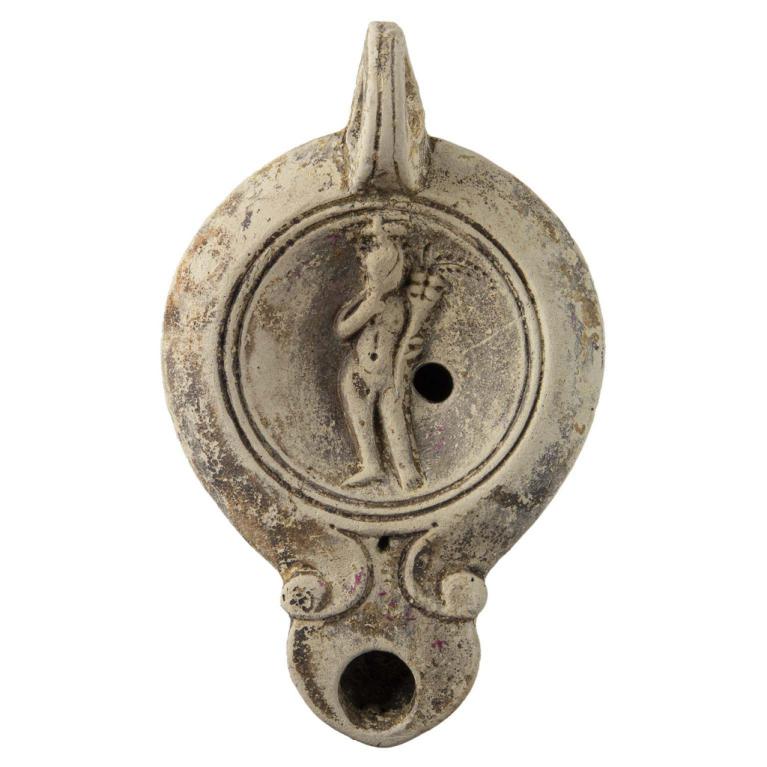 Harpocrate nu, de face, un doigt de sa main droite devant la bouche et une corne d'abondance dans sa main gauche. Sur la tête, une fleur de lotus ? Signature PECV ? D. 124 x 77 x 27 mm Ancienne collection SLA. Provenance inconnue Voir fiche N° 20160422 031 Harpocrate nu, de face, un doigt de sa main droite devant la bouche et une corne d'abondance dans sa main gauche. Sur la tête, une fleur de lotus ? Signature PECV ? D. 124 x 77 x 27 mm Ancienne collection SLA. Provenance inconnue Voir fiche N° 20160422 031