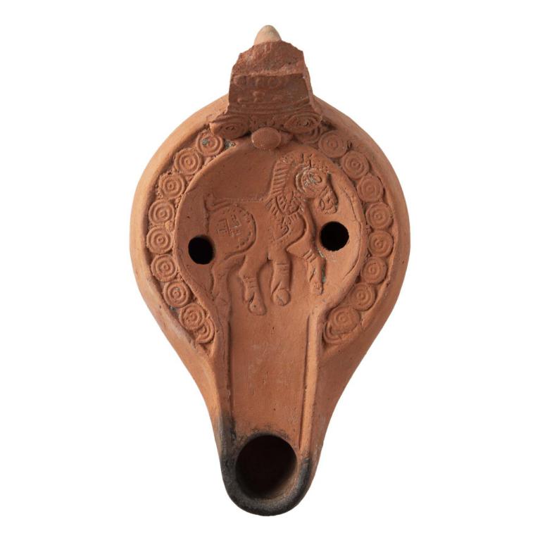 Cheval de profil droit avec une croix svastika sur son flanc droit. D. 137 x 82 x 41 mm Ancienne collection SLA. Provenance inconnue. Voir fiche N° 20160422 088 Cheval de profil droit avec une croix svastika sur son flanc droit. D. 137 x 82 x 41 mm Ancienne collection SLA. Provenance inconnue. Voir fiche N° 20160422 088