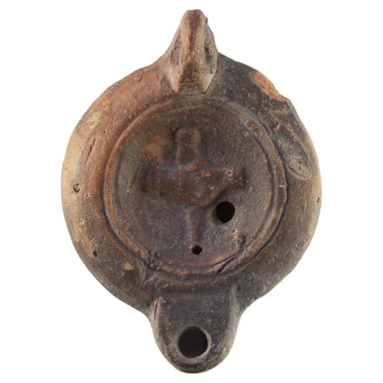 Deux mains jointes devant un caducée. Signature indéterminée LF???SEC, avec marques, deux cercles D. 99 x 73 x 28 mm Ex collection VG N° 20160502 028 Deux mains jointes devant un caducée. Signature indéterminée LF???SEC, avec marques, deux cercles D. 99 x 73 x 28 mm Ex collection VG N° 20160502 028