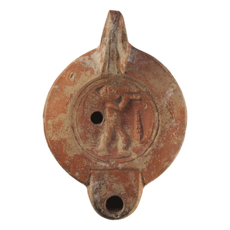 Eros jouant de la double flûte, aulos. Signature CMEPO ? D. 108 x 75 x 26 mm Acquisition, Allemagne, ancienne collection. N° 20160511 001 Eros jouant de la double flûte, aulos. Signature CMEPO ? D. 108 x 75 x 26 mm Acquisition, Allemagne, ancienne collection. N° 20160511 001