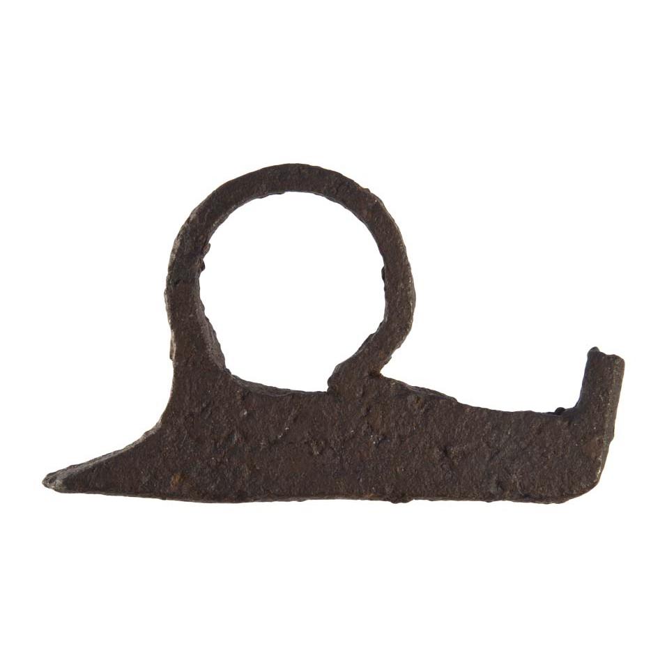 Briquet constitué d'une lame de fer rectiligne surmontée d'un appendice et d'un anneau, assurant la préhension. D. 71 x 52 x 11 mm Acquisition, Oxford, UK. Ancienne collection britannique. N° 20160518 005 Briquet constitué d'une lame de fer rectiligne surmontée d'un appendice et d'un anneau, assurant la préhension. D. 71 x 52 x 11 mm Acquisition, Oxford, UK. Ancienne collection britannique. N° 20160518 005