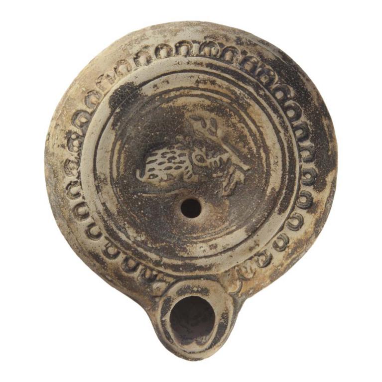 Lapin de profil droit rongeant un raisin, la tête sous une sorte de palme. Estampille in planta pedis. D. 84 x 73 x 23 mm Acquisition SVV Claude Aguttes SAS, Lyon, France. Provenance, ancienne collection française. Voir fiche N° 20160526 016 Lapin de profil droit rongeant un raisin, la tête sous une sorte de palme. Estampille in planta pedis. D. 84 x 73 x 23 mm Acquisition SVV Claude Aguttes SAS, Lyon, France. Provenance, ancienne collection française. Voir fiche N° 20160526 016