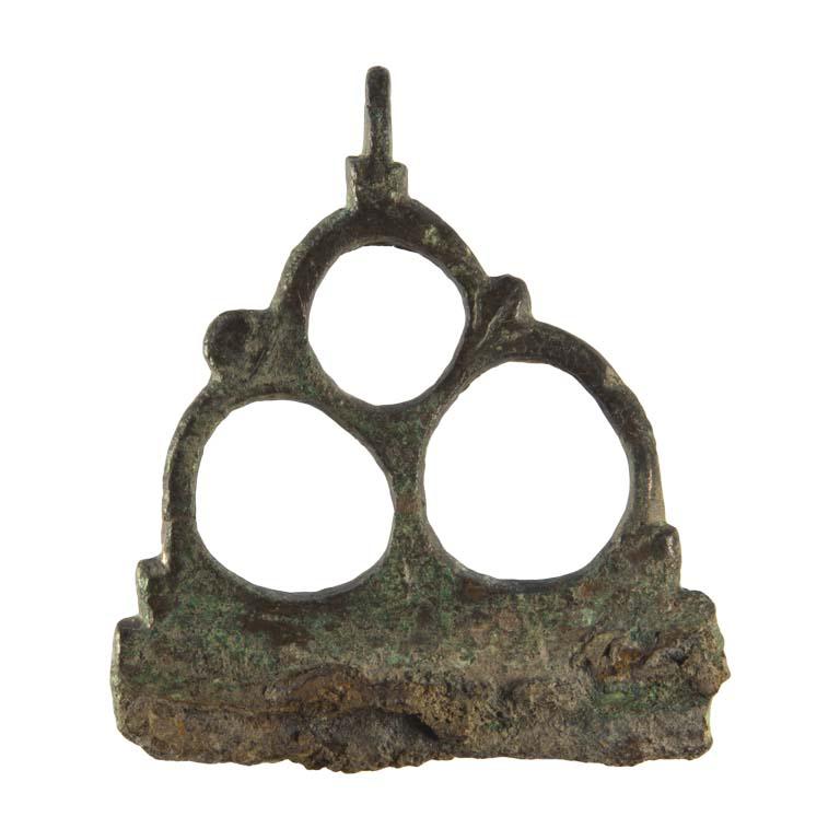 Briquet plat, constitué d'une lame de fer sur laquelle est coulée une poignée en bronze, formée de trois anneaux disposés en triangle. D. 55 x 48 x 4 mm Acquisition, Oxford, UK. Ancienne collection britannique. N° 20160601 005