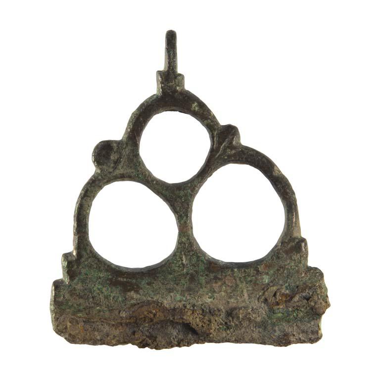 Briquet plat, constitué d'une lame de fer sur laquelle est coulée une poignée en bronze, formée de trois anneaux disposés en triangle. D. 55 x 48 x 4 mm Acquisition, Oxford, UK. Ancienne collection britannique. N° 20160601 005 Briquet plat, constitué d'une lame de fer sur laquelle est coulée une poignée en bronze, formée de trois anneaux disposés en triangle. D. 55 x 48 x 4 mm Acquisition, Oxford, UK. Ancienne collection britannique. N° 20160601 005