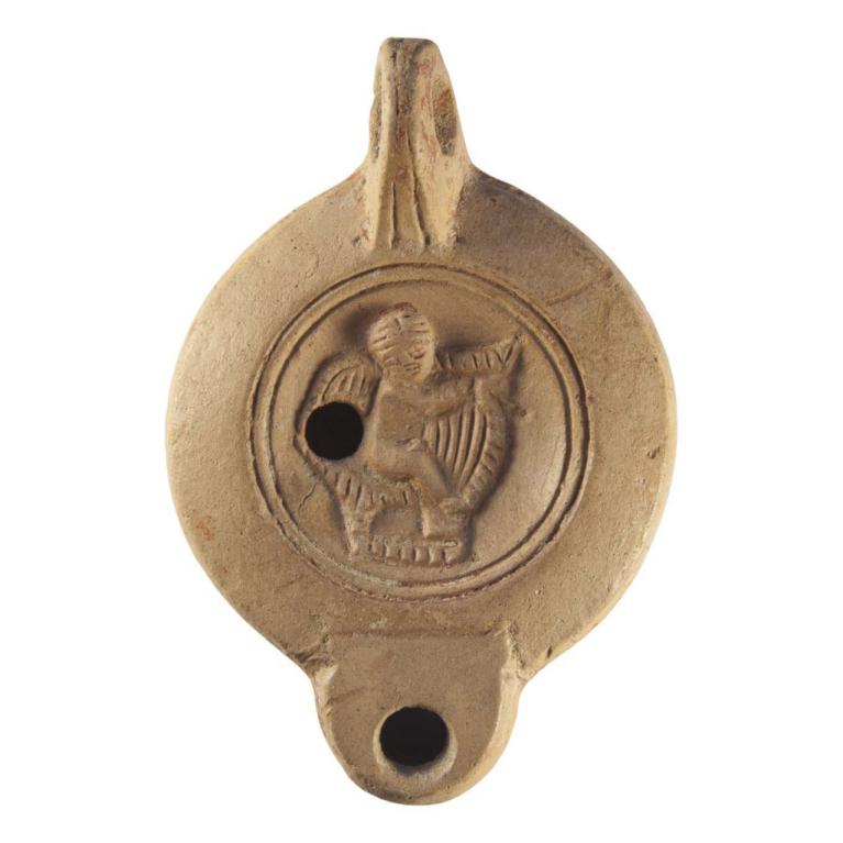 Éros assis de profil à droite et jouant de la harpe. Signature, CIVNALEX D. 104 x 71 x 24 mm Acquisition SVV Fraysse & Associés, Paris. Lampes antiques à travers les Âges, le corpus, Hervé Dejean, 2012. au n° M209, L783. N° 20160608 016 Éros assis de profil à droite et jouant de la harpe. Signature, CIVNALEX D. 104 x 71 x 24 mm Acquisition SVV Fraysse & Associés, Paris. Lampes antiques à travers les Âges, le corpus, Hervé Dejean, 2012. au n° M209, L783. N° 20160608 016
