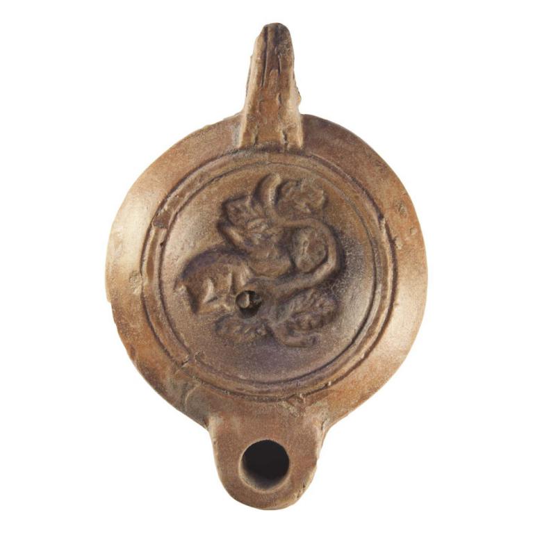 Lapin de profil droit rongeant un raisin, la tête sous une sorte de palme. D. 110 x 74 x 30 mm Acquisition SVV Fraysse & Associés, Paris. N° 20160608 031 Lapin de profil droit rongeant un raisin, la tête sous une sorte de palme. D. 110 x 74 x 30 mm Acquisition SVV Fraysse & Associés, Paris. N° 20160608 031
