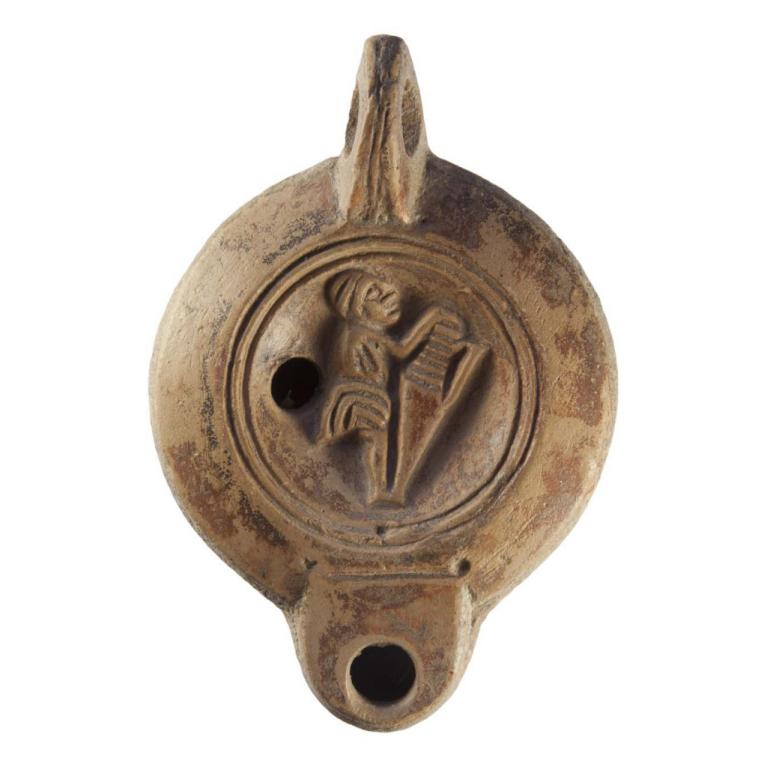 Personnage de profil droit tenant une grande amphore Signature, MNOVIVS T D. 104 x 72 x 29 mm Acquisition SVV Fraysse & Associés, Paris, France Provenance, succession de Madame Beata Lévy née Kamberis Voir fiche N° 20160608 044 Personnage de profil droit tenant une grande amphore Signature, MNOVIVS T D. 104 x 72 x 29 mm Acquisition SVV Fraysse & Associés, Paris, France Provenance, succession de Madame Beata Lévy née Kamberis Voir fiche N° 20160608 044