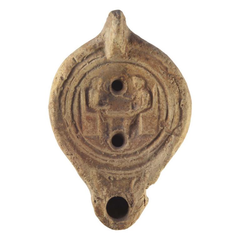 Deux joueurs, un homme et une femme, assis en vis-à-vis sur des sièges à haut dossier, jouent à un jeu faisant intervenir une douzaine de pions. La femme à droite, s'apprête à lancer les dés.v D. 117 x 77 x 29 mm Ex collection VG Lampes antiques d'Algérie, Bussière, Instrumentum 16, 2000. n° 3644. Bulletin de la société de Préhistoire et d'Archéologie de Tebessa, en plantant des arbres, quelques remarques sur des lampes romaines funéraires trouvées à Tebessa, Mellis,, 1936-1937, 9, 1938, 197-220. J.R.A. t.9, 1996, p.257-260 N° 20160616 036 Deux joueurs, un homme et une femme, assis en vis-à-vis sur des sièges à haut dossier, jouent à un jeu faisant intervenir une douzaine de pions. La femme à droite, s'apprête à lancer les dés.v D. 117 x 77 x 29 mm Ex collection VG Lampes antiques d'Algérie, Bussière, Instrumentum 16, 2000. n° 3644. Bulletin de la société de Préhistoire et d'Archéologie de Tebessa, en plantant des arbres, quelques remarques sur des lampes romaines funéraires trouvées à Tebessa, Mellis,, 1936-1937, 9, 1938, 197-220. J.R.A. t.9, 1996, p.257-260 N° 20160616 036