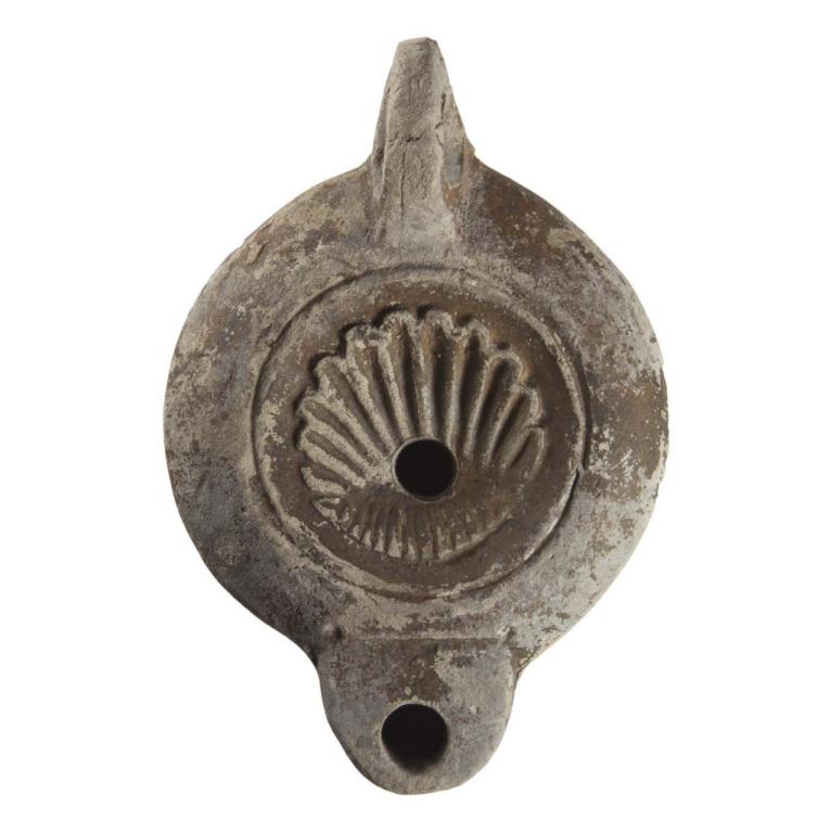 Coquille de pecten Signature LMADIEC D. 105 x 71 x 31 mm. Acquisition Hôtel des Ventes de Toulon. N° 20160702 055 Coquille de pecten Signature LMADIEC D. 105 x 71 x 31 mm. Acquisition Hôtel des Ventes de Toulon. N° 20160702 055