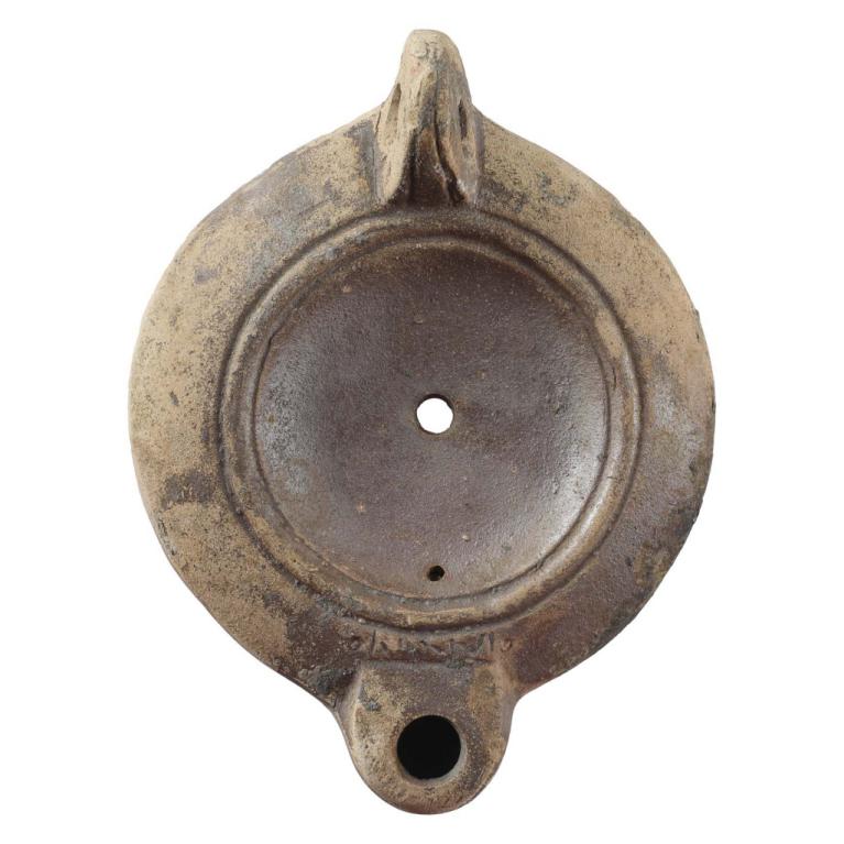 Grande lampe D. 137 x 105 x 38 mm Acquisition SVV Sequana, Rouen, France. Provenance inconnue. Voir fiche N° 20161001 004 Grande lampe D. 137 x 105 x 38 mm Acquisition SVV Sequana, Rouen, France. Provenance inconnue. Voir fiche N° 20161001 004