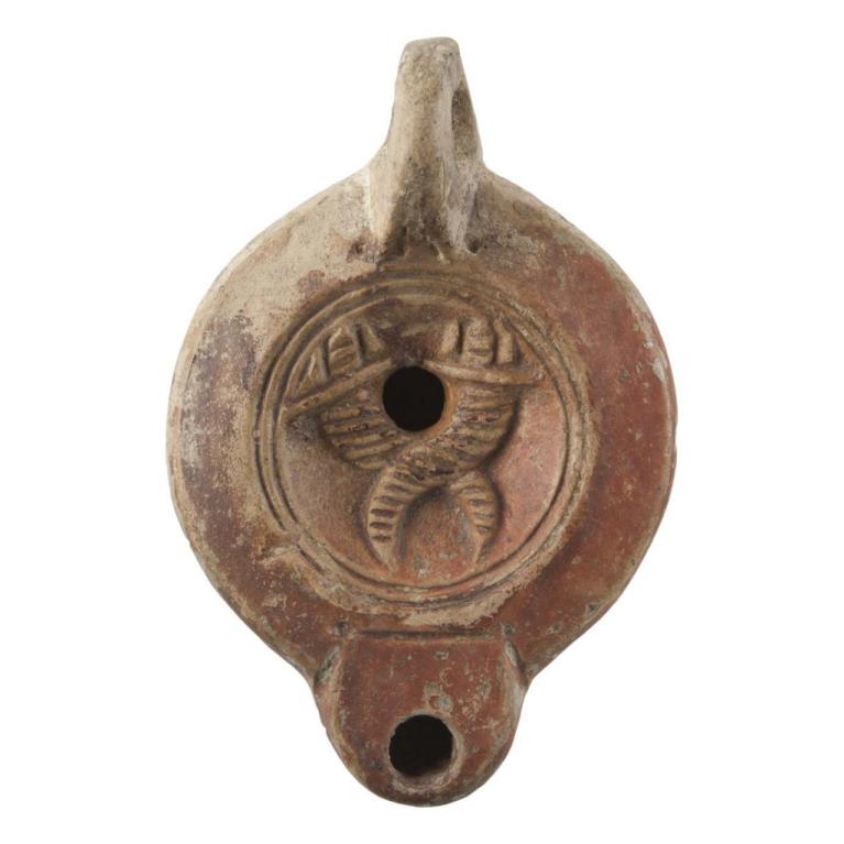 Deux cornes d'abondance cannelées disposées en croix Signature de potier, IVNIALEXI D. 107 x 72 x 28 mm Acquisition SVV Millon, Paris Voir fiche N° 20161213 005 Deux cornes d'abondance cannelées disposées en croix Signature de potier, IVNIALEXI D. 107 x 72 x 28 mm Acquisition SVV Millon, Paris Voir fiche N° 20161213 005