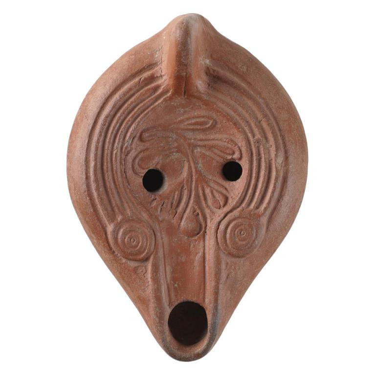 Rameau dʼolivier. Signature de potier indéterminée, identique au n° 20111201 011. D. 121 x 84 x 35 mm Acquisition SVV Geoffroy & Bequet, Royan, France. Provenance inconnue. Voir fiche N° 20171208 001 Rameau dʼolivier. Signature de potier indéterminée, identique au n° 20111201 011. D. 121 x 84 x 35 mm Acquisition SVV Geoffroy & Bequet, Royan, France. Provenance inconnue. Voir fiche N° 20171208 001