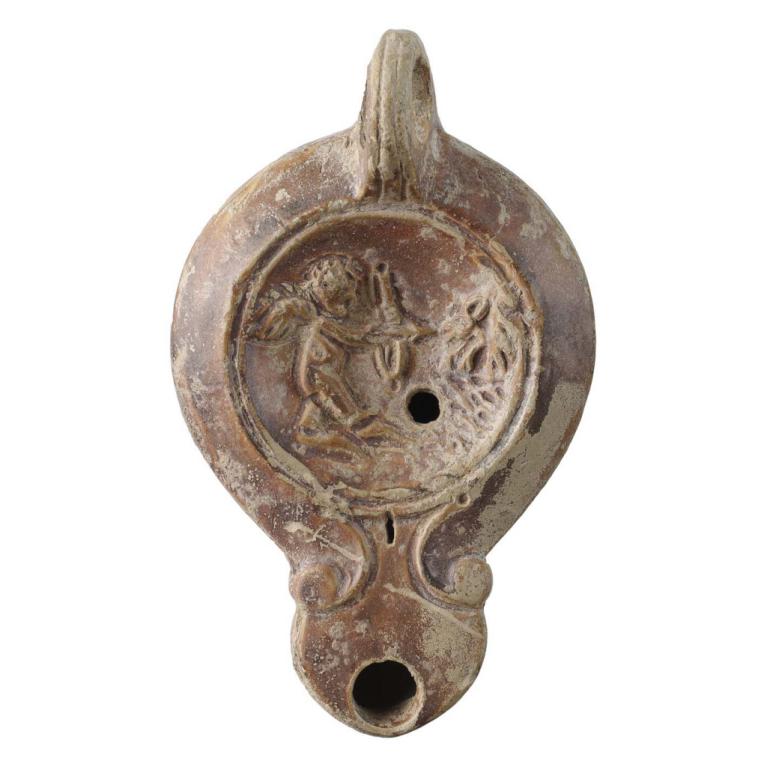 Éros à gauche, armé d'un arc, décoche une flèche sur un lapin dont la tête, sort d'un taillis, ou d'un terrier. Signature GABINIA D. 111 x 68 x 28 mm Acquisition SVV Labarbe Marc, Toulouse, France. Provenance inconnue. Voir fiche N° 20180408 001 Éros à gauche, armé d'un arc, décoche une flèche sur un lapin dont la tête, sort d'un taillis, ou d'un terrier. Signature GABINIA D. 111 x 68 x 28 mm Acquisition SVV Labarbe Marc, Toulouse, France. Provenance inconnue. Voir fiche N° 20180408 001