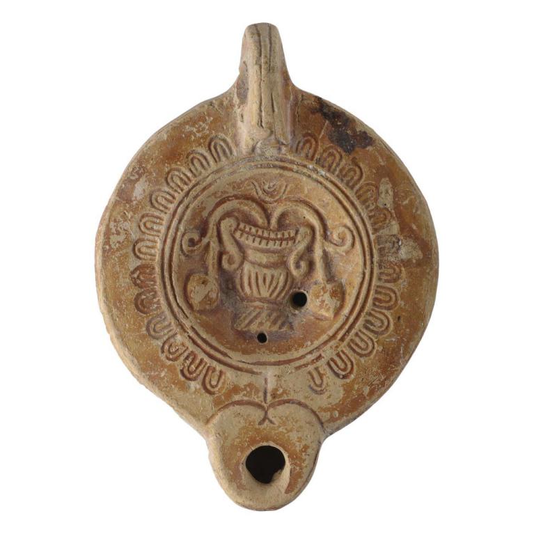 Cratère d'où s'échappent des pampres. D. 110 x 79 x 24 mm Marque en creux, incisée : AGRI, au dessous, un svastika. Voir fiche N° 20180629 043 Cratère d'où s'échappent des pampres. D. 110 x 79 x 24 mm Marque en creux, incisée : AGRI, au dessous, un svastika. Voir fiche N° 20180629 043
