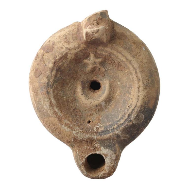 Croissant de lune surmonté d'une étoile à cinq branches. D. 88 x 69 x 25 mm Acquisition SVV Kâ-Mondo, Paris, France. Provenance probable, Tunisie, Carthage. Voir fiche N° 20180710 028 Croissant de lune surmonté d'une étoile à cinq branches. D. 88 x 69 x 25 mm Acquisition SVV Kâ-Mondo, Paris, France. Provenance probable, Tunisie, Carthage. Voir fiche N° 20180710 028
