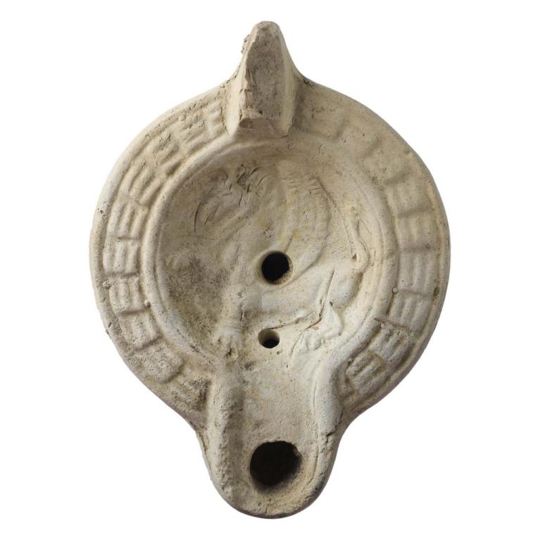 Griffon à gauche, aux ailes déployées, dressé sur ses pattes, la droite levée. D. 121 x 89 x 33 mm Acquisition SVV Kâ-Mondo, Paris, France. Ancienne collection Georges Louis. Tunisie, Carthage. Voir fiche N° 20180710 091 Griffon à gauche, aux ailes déployées, dressé sur ses pattes, la droite levée. D. 121 x 89 x 33 mm Acquisition SVV Kâ-Mondo, Paris, France. Ancienne collection Georges Louis. Tunisie, Carthage. Voir fiche N° 20180710 091
